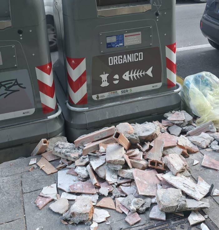Mattoni e piastrelle vicino ai cassonetti intelligenti: scarti edili abbandonati in centro a Savona Mattoni e piastrelle vicino ai cassonetti intelligenti: scarti edili abbandonati in centro a Savona