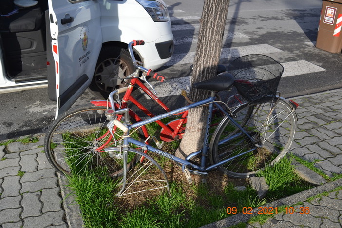 Albenga, rimosse bici e moto abbandonate (FOTO)