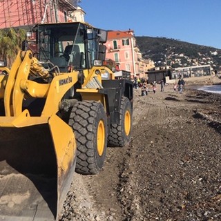 Alassio, lo sfogo di Melgrati: "Manco i detriti sulla spiaggia con la ruspa mi lasciano togliere"