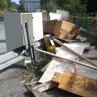 Varazze, sempre più abbandoni di ingombranti lungo le strade