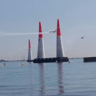 Spettacolo nel cielo di Cannes con la Red Bull Air Race, domenica gran finale tra sole ed adrenalina
