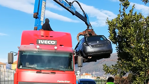 Albenga, prosegue la rimozione di veicoli abbandonati: 4 mezzi rimossi da via Parri