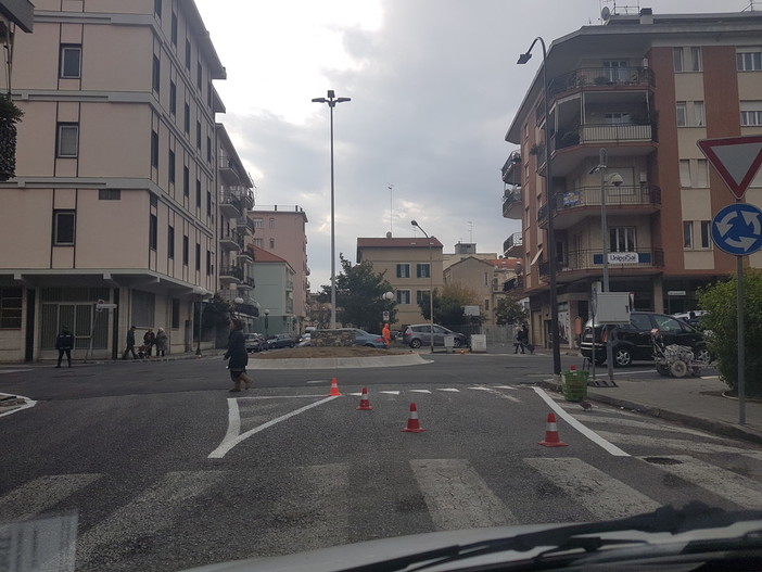 Albenga, continuano i lavori alla rotonda di piazza XX settembre