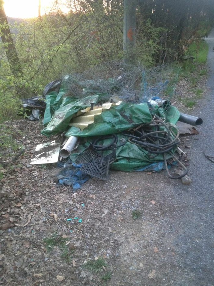 Carcare: guerra a chi abbandona i rifiuti in mezzo al verde