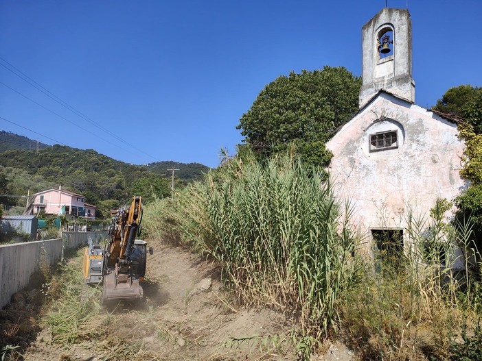 Andora, iniziati i lavori di arginatura del rio Duomo a Molino Nuovo Andora, iniziati i lavori di arginatura del rio Duomo a Molino Nuovo
