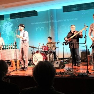 I Rivaival con la canzone "Trifole, trifole, trifolé" vincono una bellissima edizione del V° festival internazionale della Canzone del Tartufo