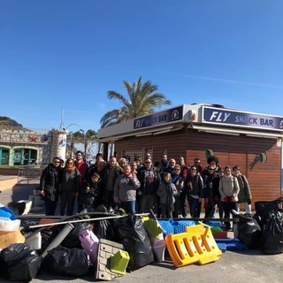 Circa sessanta volontari hanno dedicato la domenica a pulire le spiagge finalesi (FOTOGallery) Circa sessanta volontari hanno dedicato la domenica a pulire le spiagge finalesi (FOTOGallery)