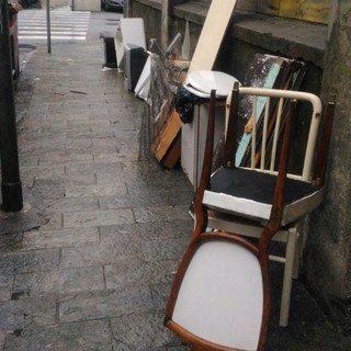 Savona, rifiuti abbandonati in via dei Cambiaso. Una residente: "Sembra una discarica"