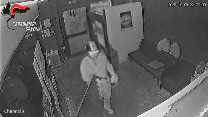 Rapina ad una sala slot a Pietra, identificato e arrestato il responsabile: dovrà scontare una pena di 3 anni e 8 mesi (VIDEO) Rapina ad una sala slot a Pietra, identificato e arrestato il responsabile: dovrà scontare una pena di 3 anni e 8 mesi (VIDEO)