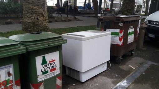 Congelatore abbandonato accanto alla passeggiata di Finale
