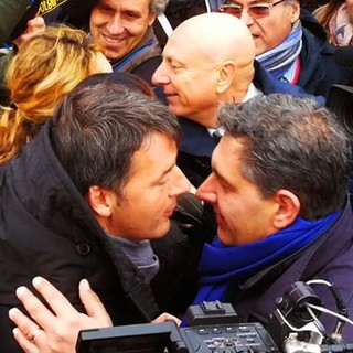 L'arrivo di Renzi a Genova tra bandiere del Pd, sostenitori e proteste