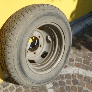 Albenga: ruota di scorta "impazzita" genera panico tra passanti e automobilisti