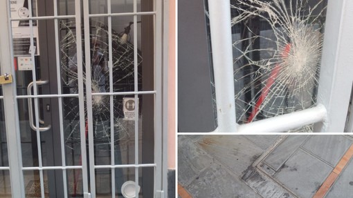 Lite in centro a Loano, vetrata rotta e macchie di sangue sul pavimento: indagano le Forze dell'ordine (FOTO) Lite in centro a Loano, vetrata rotta e macchie di sangue sul pavimento: indagano le Forze dell'ordine (FOTO)