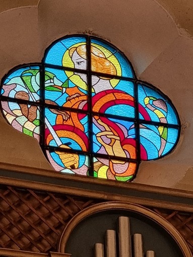 Varazze, la chiesa di San Donato risplende di nuova luce grazie ad una vetrata policroma