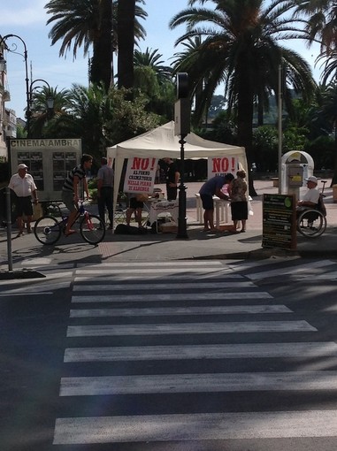 Il gazebo per la raccolta firme contro il forno crematorio a Leca d'Albenga