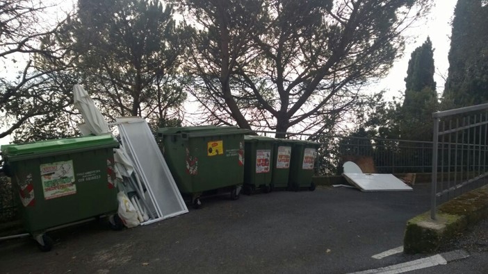 Finale Ligure, il belvedere si trasforma in una discarica abusiva