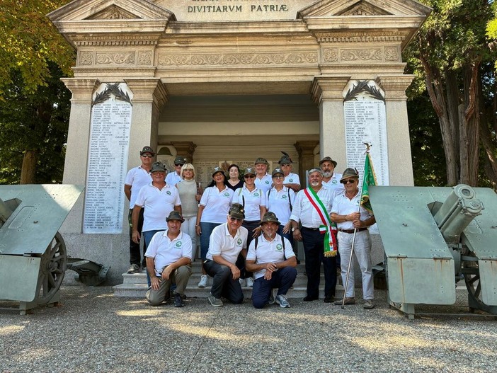 Nella foto, la Sezione ANA di Albenga al Premio Alpino dell’Anno, a Cairo Montenotte Nella foto, la Sezione ANA di Albenga al Premio Alpino dell’Anno, a Cairo Montenotte