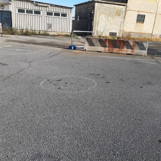 Vado Ligure, ragazza si dà fuoco nel piazzale dove morì il padre: è grave Vado Ligure, ragazza si dà fuoco nel piazzale dove morì il padre: è grave