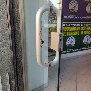 Savona, imbrattato con escrementi il point della Lega a Zinola. Bruzzone: "Poveracci condannati dalla storia" (FOTO)