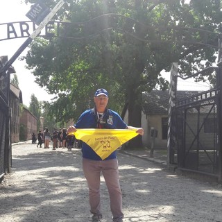 Il cerialese Stucchi sostenuto dai Fieui di Caruggi nel suo viaggio verso Auschwitz