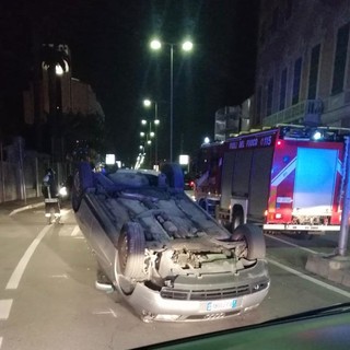 Savona, auto si cappotta in via Nizza: due anziani feriti