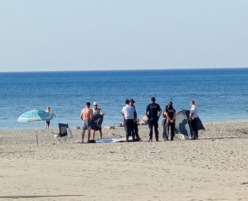 Savona, intervento della Polizia Locale sulla spiaggia alla foce del Letimbro: sgomberati i campeggiatori abusivi