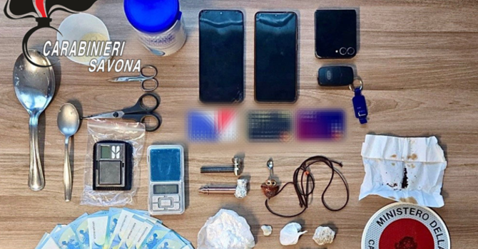 Cisano sul Neva, rifiuta di lasciare l'albergo ma nasconde della droga: 34enne arrestato dai Carabinieri