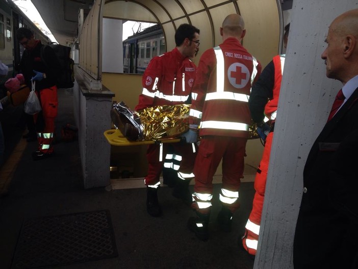 Savona, passeggero accusa malore sul treno: trasportato al San Paolo Savona, passeggero accusa malore sul treno: trasportato al San Paolo
