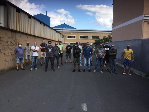 Vado, i dipendenti Sanac scendono in strada: "Mittal non ci paga le forniture" (FOTO e VIDEO) Vado, i dipendenti Sanac scendono in strada: "Mittal non ci paga le forniture" (FOTO e VIDEO)