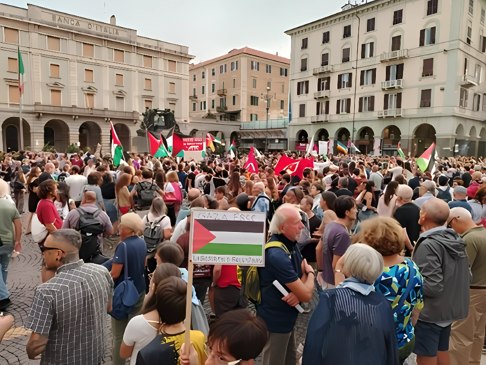 A Savona una catena di 5 chilometri di abiti per non dimenticare i bambini di Gaza