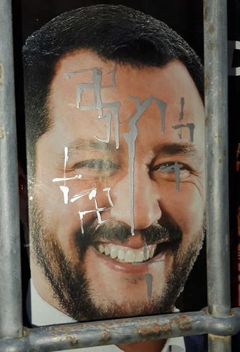 Svastiche "storte" e scarabocchi sul volto di Salvini: atti vandalici alla sede albenganese della Lega