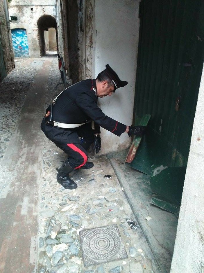 Eroina tra i vicoli del centro storico di Albenga: quando l'uso di droga è all'aria aperta Eroina tra i vicoli del centro storico di Albenga: quando l'uso di droga è all'aria aperta