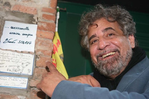 Albenga: i Fieui accolgono l'attore Siravo con la firma della piastrella