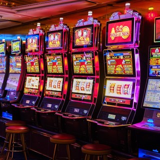 Bambino cinese di nove anni lasciato solo a "gestire" una sala slot a Savona: interviene la Polizia