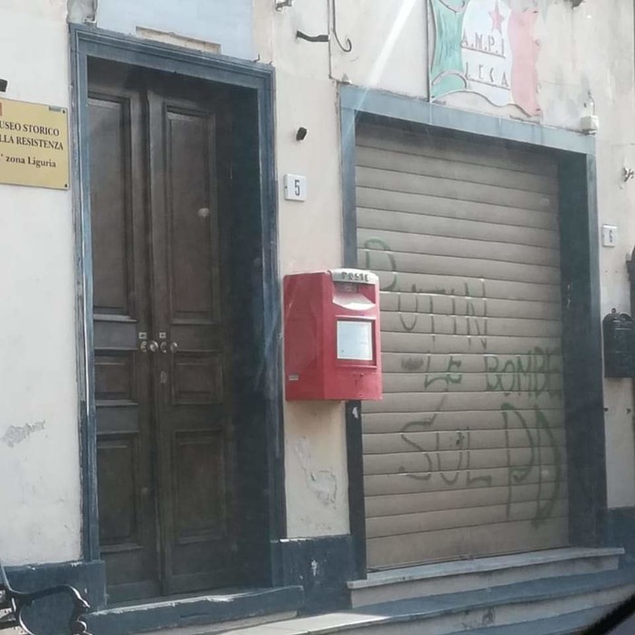 Leca d’Albenga, serranda sezione Anpi imbrattata: “Putin le bombe sul Pd” Leca d’Albenga, serranda sezione Anpi imbrattata: “Putin le bombe sul Pd”