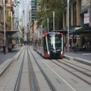 Una delle principali strade di Sydney nel mezzogiorno locale Una delle principali strade di Sydney nel mezzogiorno locale