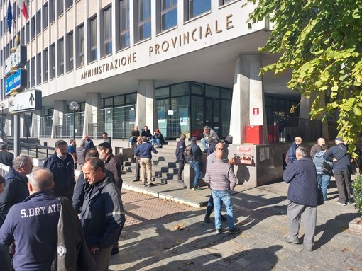 Sciopero Tpl, presidio sindacati e lavoratori sotto alla Provincia: "Il tempo stringe, vogliamo risposte" (FOTO E VIDEO)