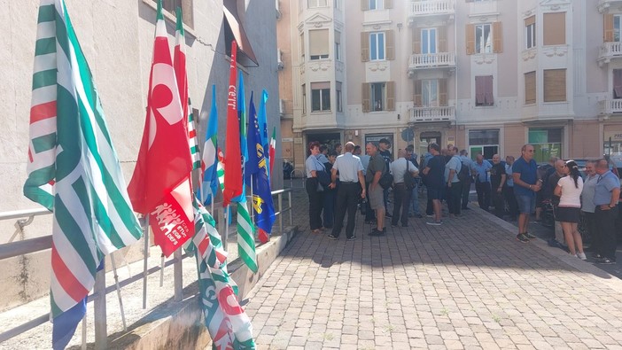 Sciopero Tpl Linea, presidio dall'azienda e incontro dal Prefetto: "Esposto criticità sui contratti e il tema degli autisti 'controllori'" (FOTO) Sciopero Tpl Linea, presidio dall'azienda e incontro dal Prefetto: "Esposto criticità sui contratti e il tema degli autisti 'controllori'" (FOTO)