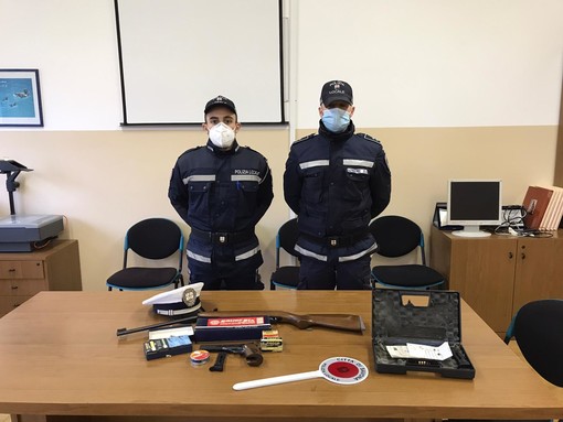 Savona, denunciato anziano per detenzione di armi e munizioni non dichiarate Savona, denunciato anziano per detenzione di armi e munizioni non dichiarate