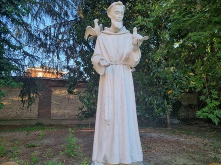 In foto statua di san Francesco