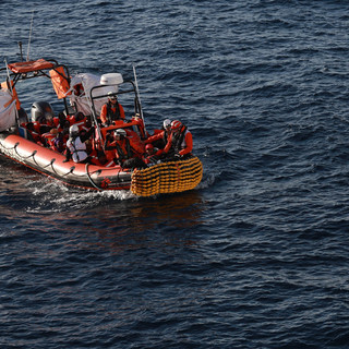 Migranti, a Spezia la nave 'Geo Barents', 130 persone a bordo &quot;Nessuna risposta dalle autorità italiane&quot; (Foto)