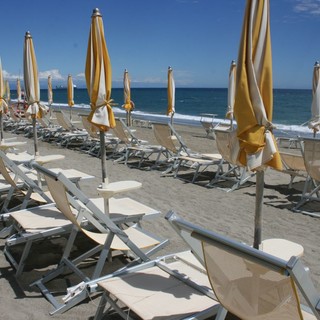 Ceriale, approda a “Striscia la Notizia!” la protesta dei balneari contro la direttiva Bolkestein Ceriale, approda a “Striscia la Notizia!” la protesta dei balneari contro la direttiva Bolkestein