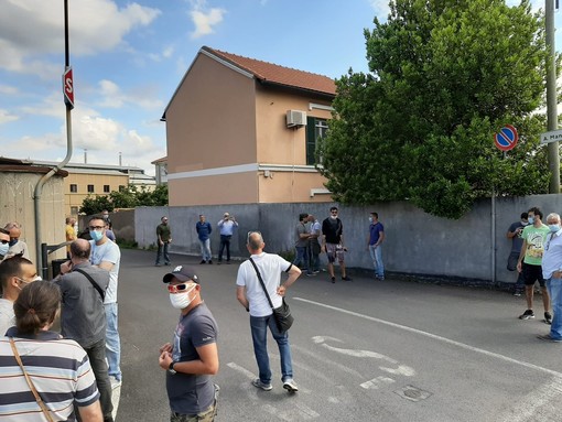 Alcuni lavoratori di Sanac in sciopero (immagine di repertorio)