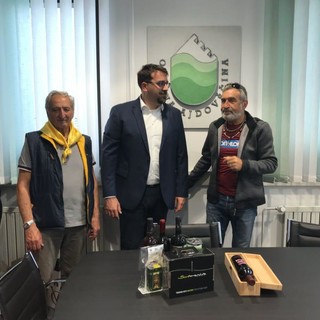 Albenga, tutti a scuola nonostante le vacanze per seguire il pellegrinaggio di Sergio Giusto (FOTO e VIDEO)