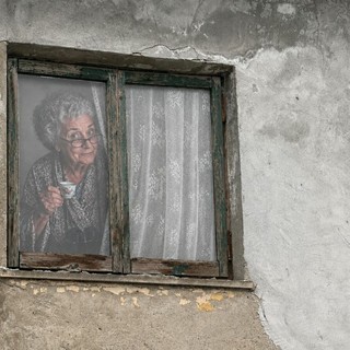 A Bragno arriva "la signora alla finestra": tra ironia e curiosità, prosegue la mobilitazione per salvare il teatrino