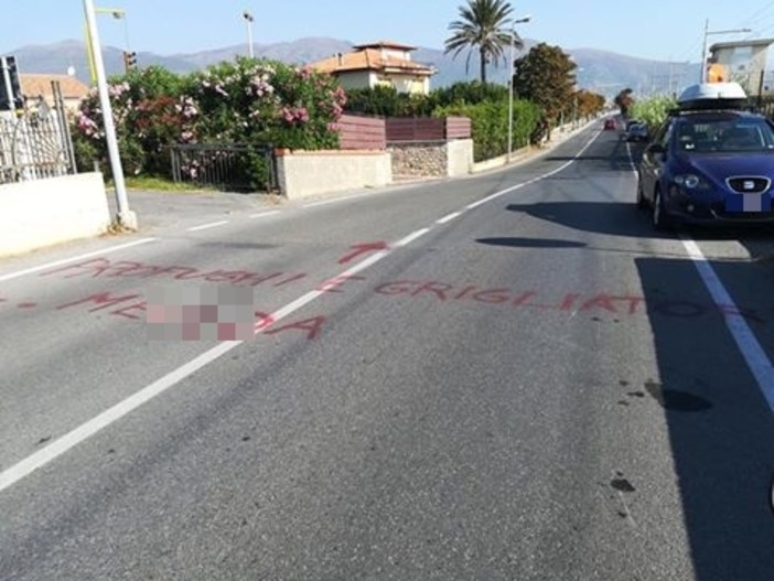 Albenga, Cittadini stanchi: "Accoglienza in una casa/capannone in mezzo alla vegetazione. Diciamo no"