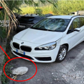 Danneggia con un sasso di 20 kg un'auto, scappa e cerca di colpire gli agenti: 38enne arrestato Danneggia con un sasso di 20 kg un'auto, scappa e cerca di colpire gli agenti: 38enne arrestato