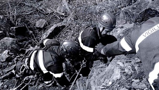 Sassello, cane da caccia intrappolato in una tana: salvato dai vigili del fuoco e dal SAF