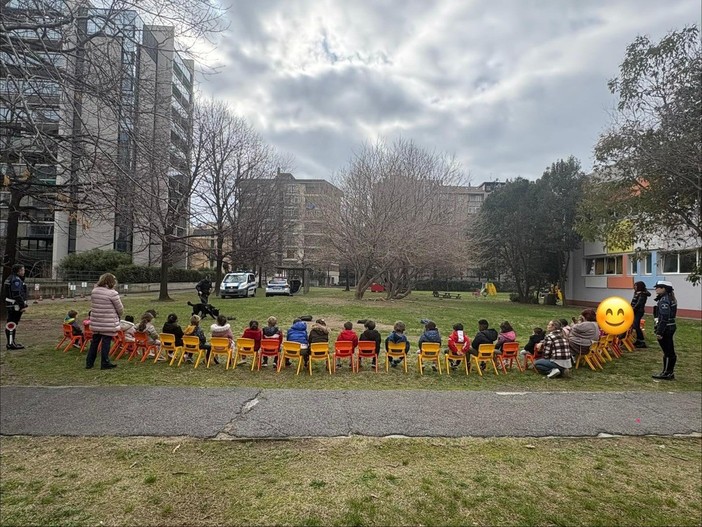 Savona, a lezione di sicurezza: la municipale e il cane poliziotto Rey incontrano i bambini delle Scuole De Amicis