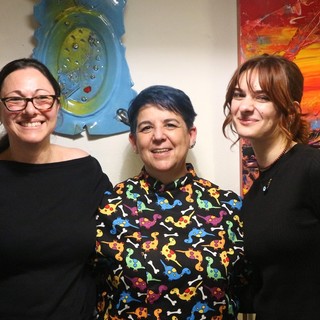 La chef Tiziana Piras al centro della foto con lo staff della Pignatta Rossa Artrattoria
